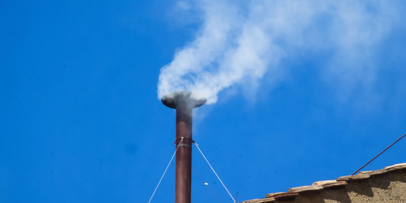 Elhagyott diszkó, rejtély és a pápaválasztás