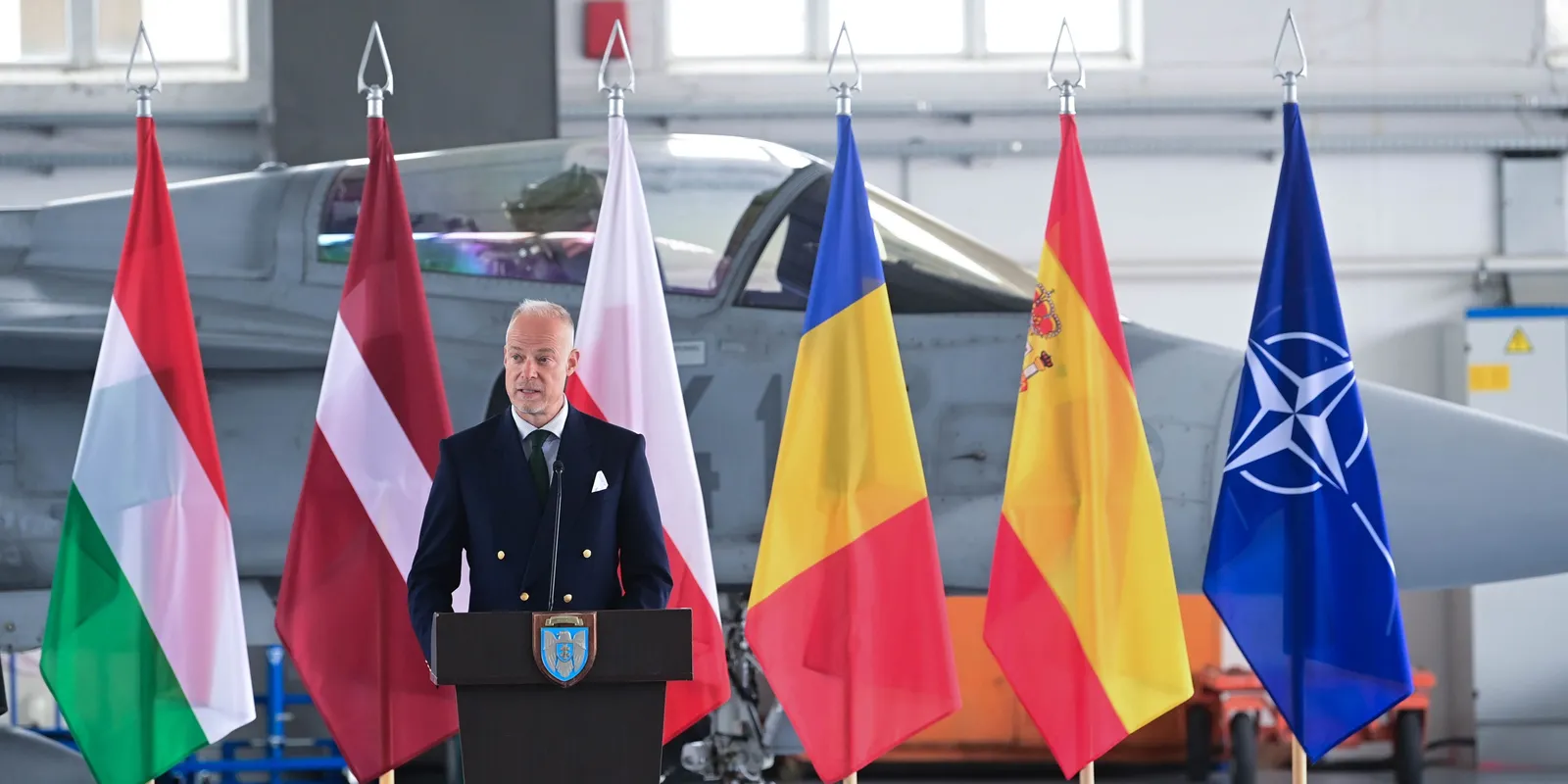 A honvédelmi miniszter jó híreket hozott a katonáknak