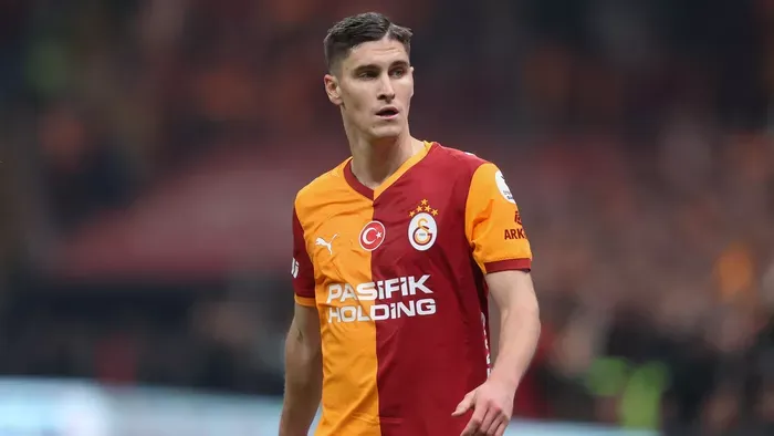 Sallai Roland fejbe rúgta ellenfelét, azonnal kiállították