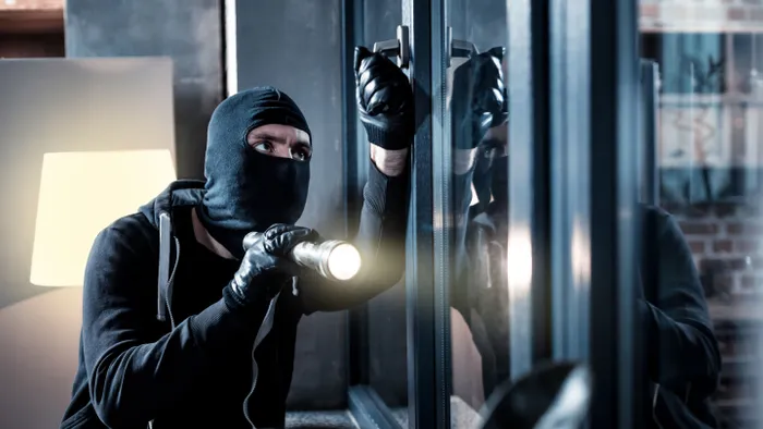 Betörtek a gyönyörű kosárlabdázó otthonába