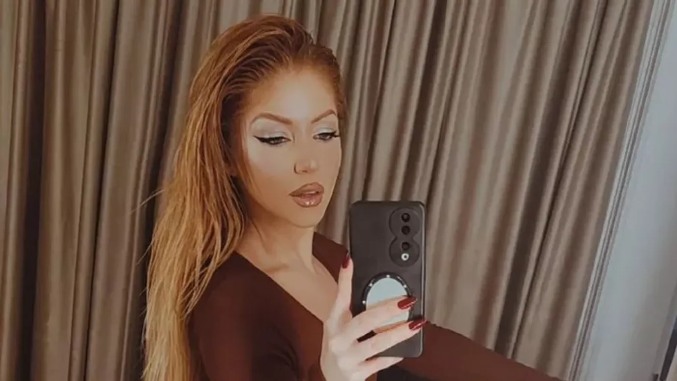 Tolvai Reni karácsonyi fotózása forróbb lett, mint egy bögre kakaó