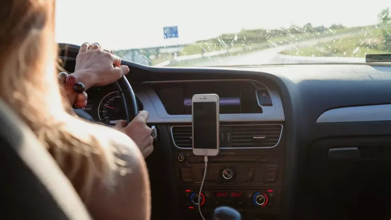 Részegen hajtott át körforgalmon, hajszálon múlt a tragédia