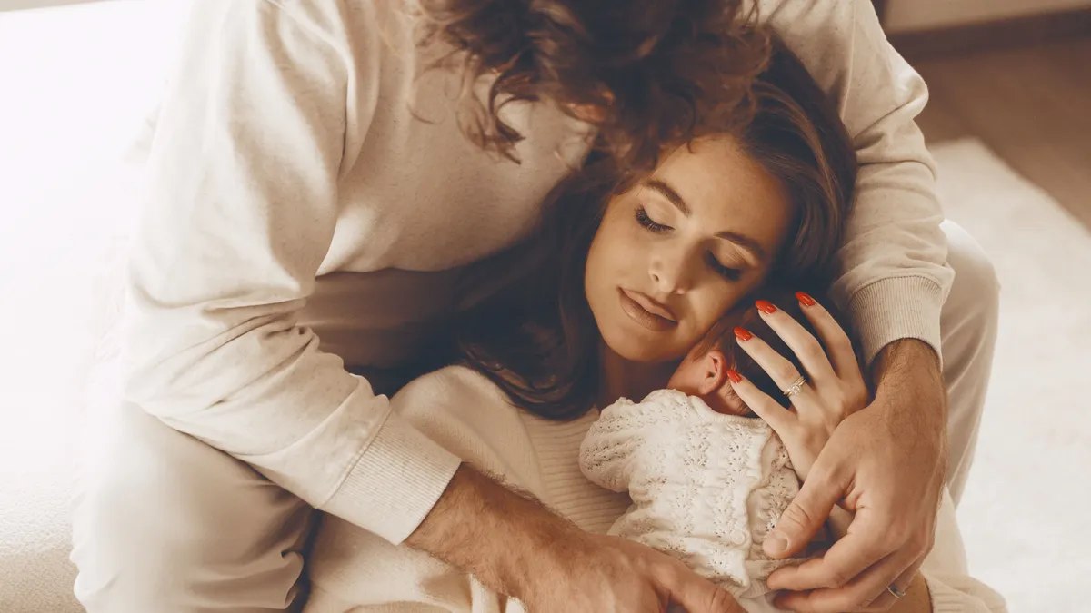 alt=Sydney van den Bosch és férje, Kazsás Benjamin boldog szülőként élik mindennapjaikat