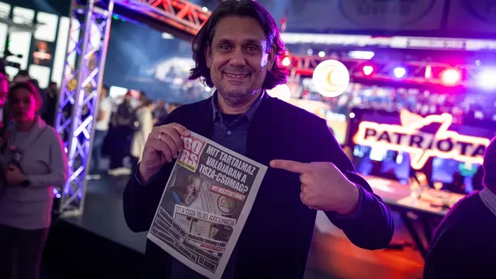 A Bors különszámát osztják a Háborúellenes Gyűlésen