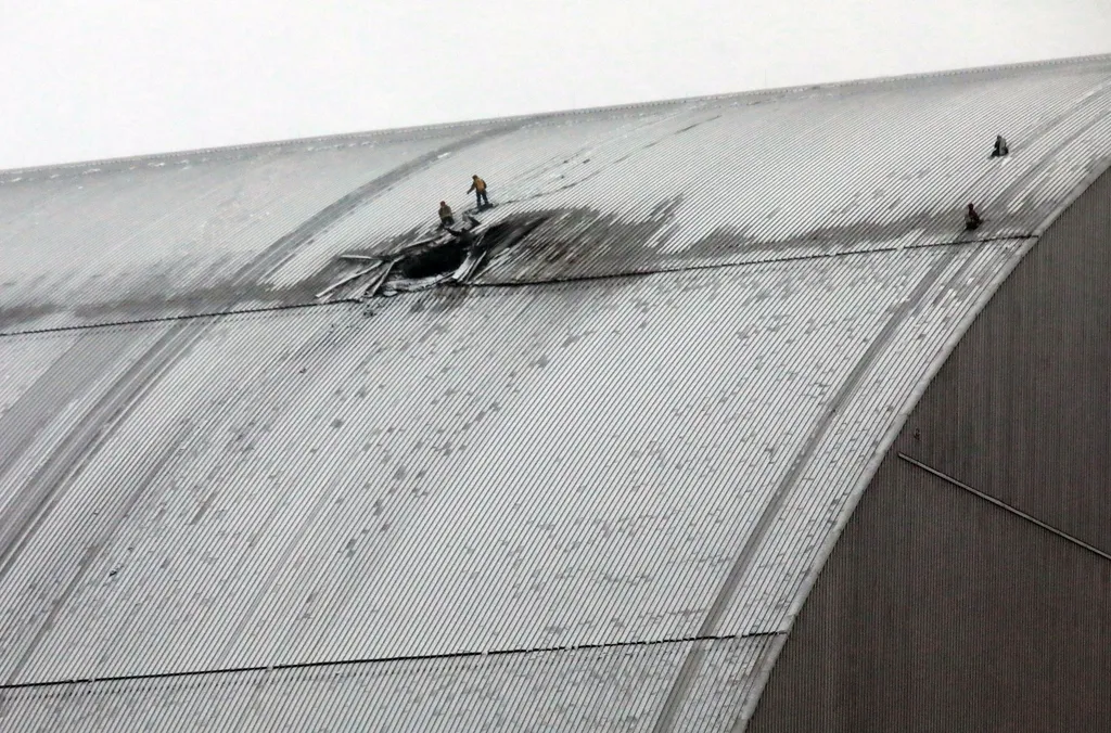 csernobil
Rescuers work at the site where a Russian attack drone with an explosive warhead hits the New Safe Confinement at the Chornobyl Nuclear Power Plant in the Kyiv region, Ukraine, on January 14, 2025. The structure, put in place in 2016, protects