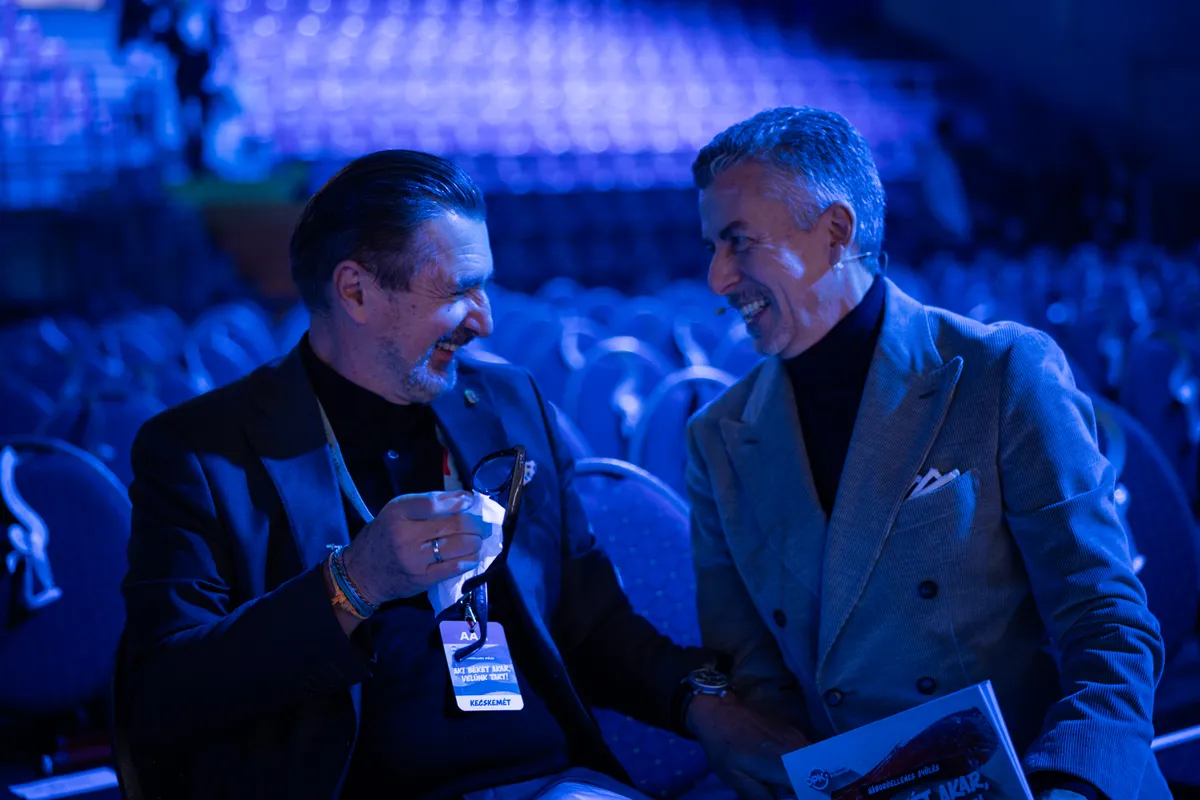 Rákay Philip és Csiszár Jenő már ott van a Háborúellenes Gyűlésen