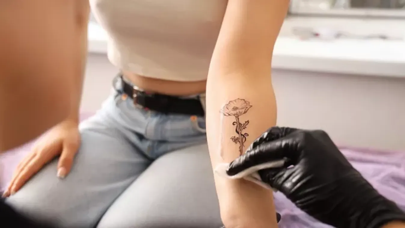 Egy nő arra ébredt, hogy a tetoválása a nyelvére került