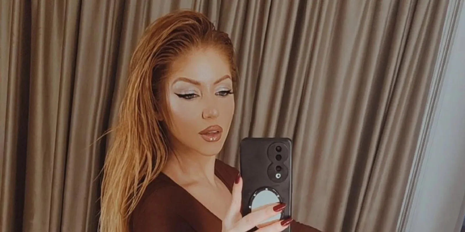 Tolvai Reni merész pózzal hódít a karácsonyfa mellett