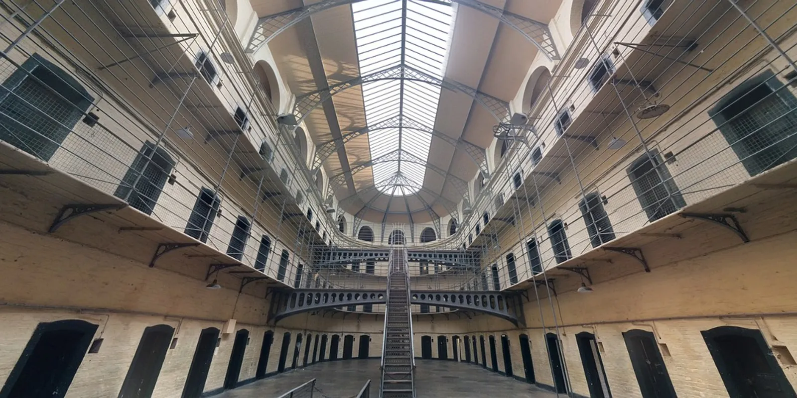 Többszörös visszaeső bűnöző a Szőlő utcai videó főszereplője