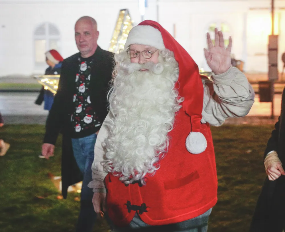 Mikulás, Télapó integet a közönségnek.