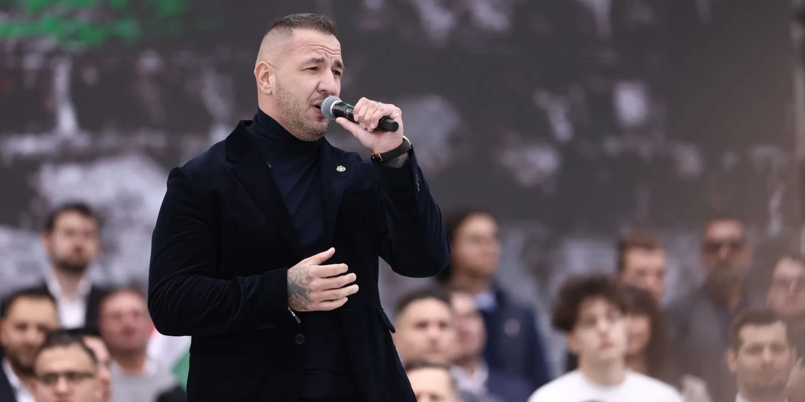 Curtis élő adásban tett őszinte szerelmi vallomást