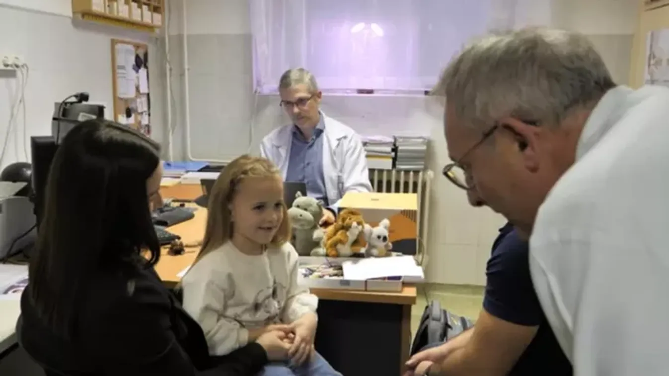 Orvosi bravúr hozta el a csodát, okos eszközt ültettek Dorka fülébe