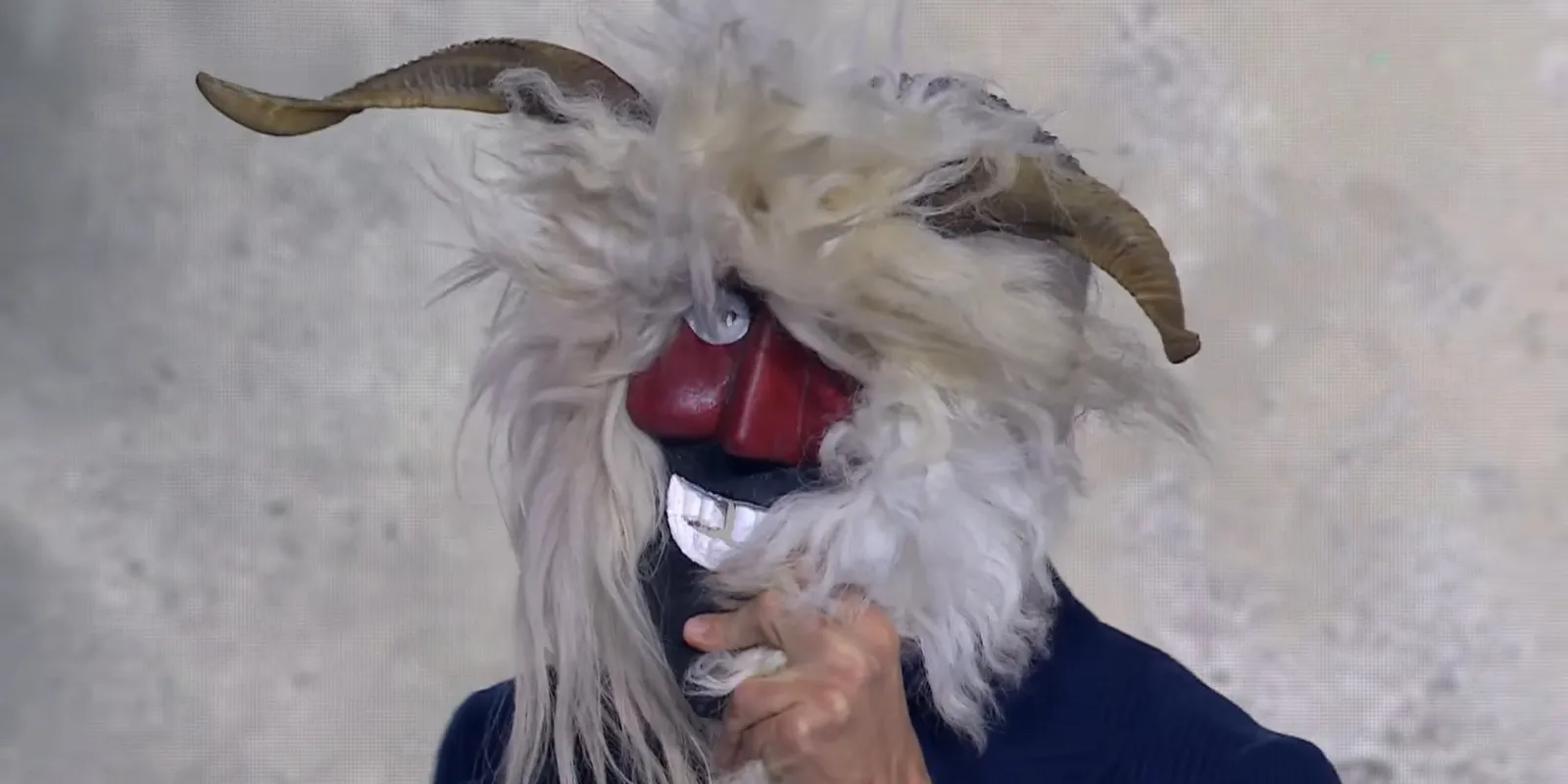 Búsómaszkkal űzték el Magyar Pétert Mohácson