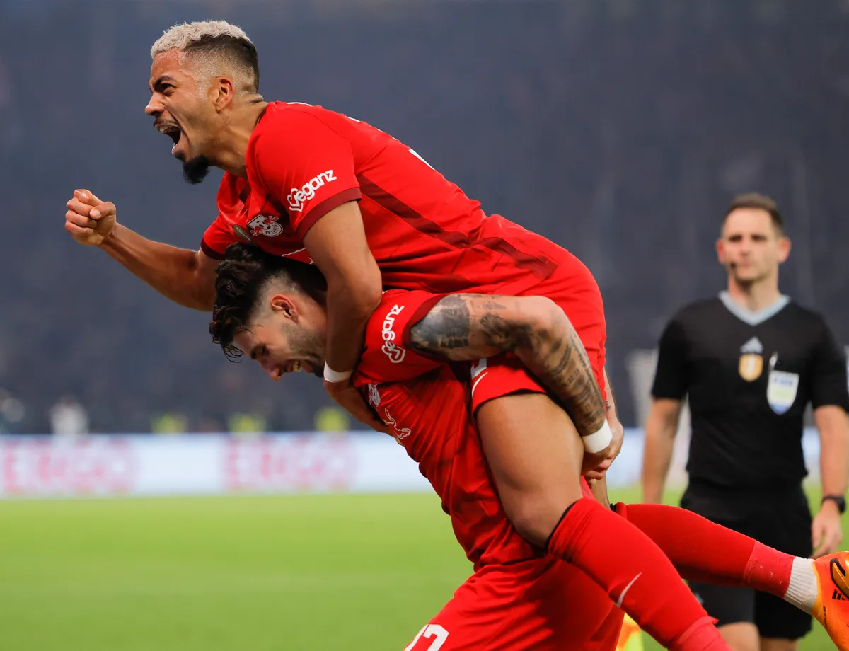 Szoboszlai Dominik és Benjamin Henrichs (a hátán) 2021 és 2023 között voltak csapattársak Lipcsében