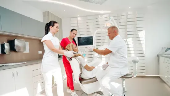 Világszínvonalú megoldás teljes fogsor pótlására Budapesten