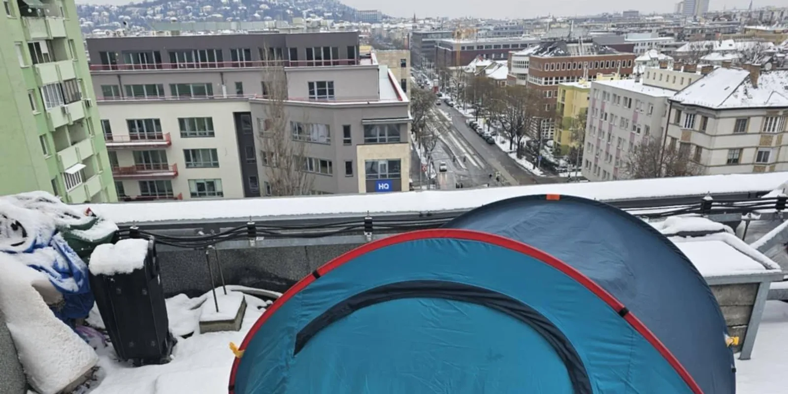 Hajléktalanok élnek a kelenföldi panelházak tetején: így jutnak be a lakásokba