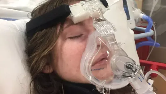 „Mindent hallottam és éreztem magam körül, de teljesen lebénultam” – Influenza miatt került kómába a 14 éves tinilány