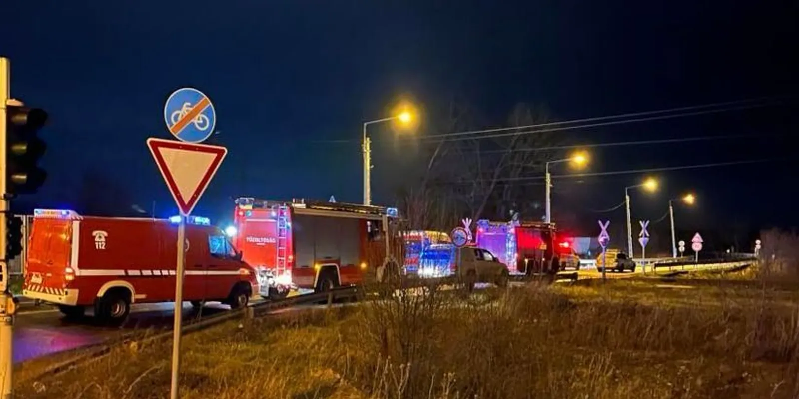 Autó és vonat ütközött: egy 10 éves gyerek is életét vesztette