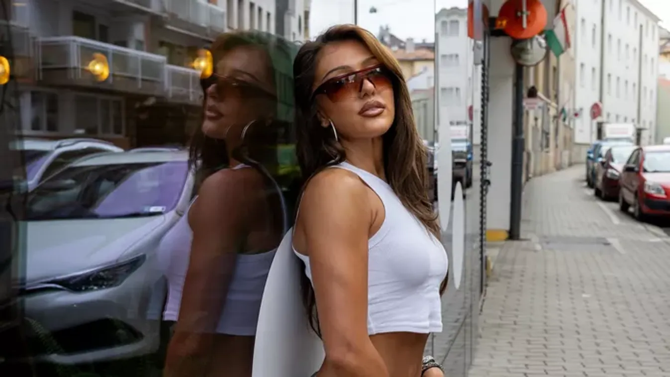 Mihályfi Luca nem fázik: szexi miniruhában hódít