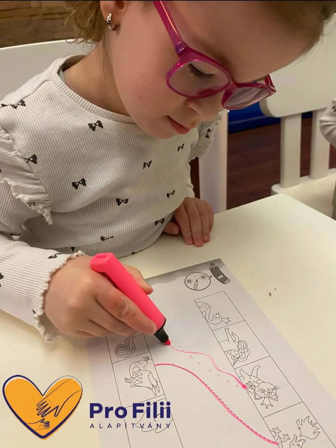 Egyre ügyesebben rajzol és színez Sárika, aki egy rendkívül ritka genetikai elváltozással született