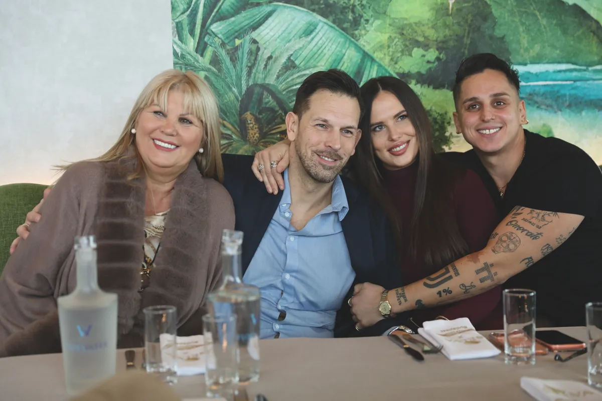 Aurelio bemutatta családját és legjobb barátját.