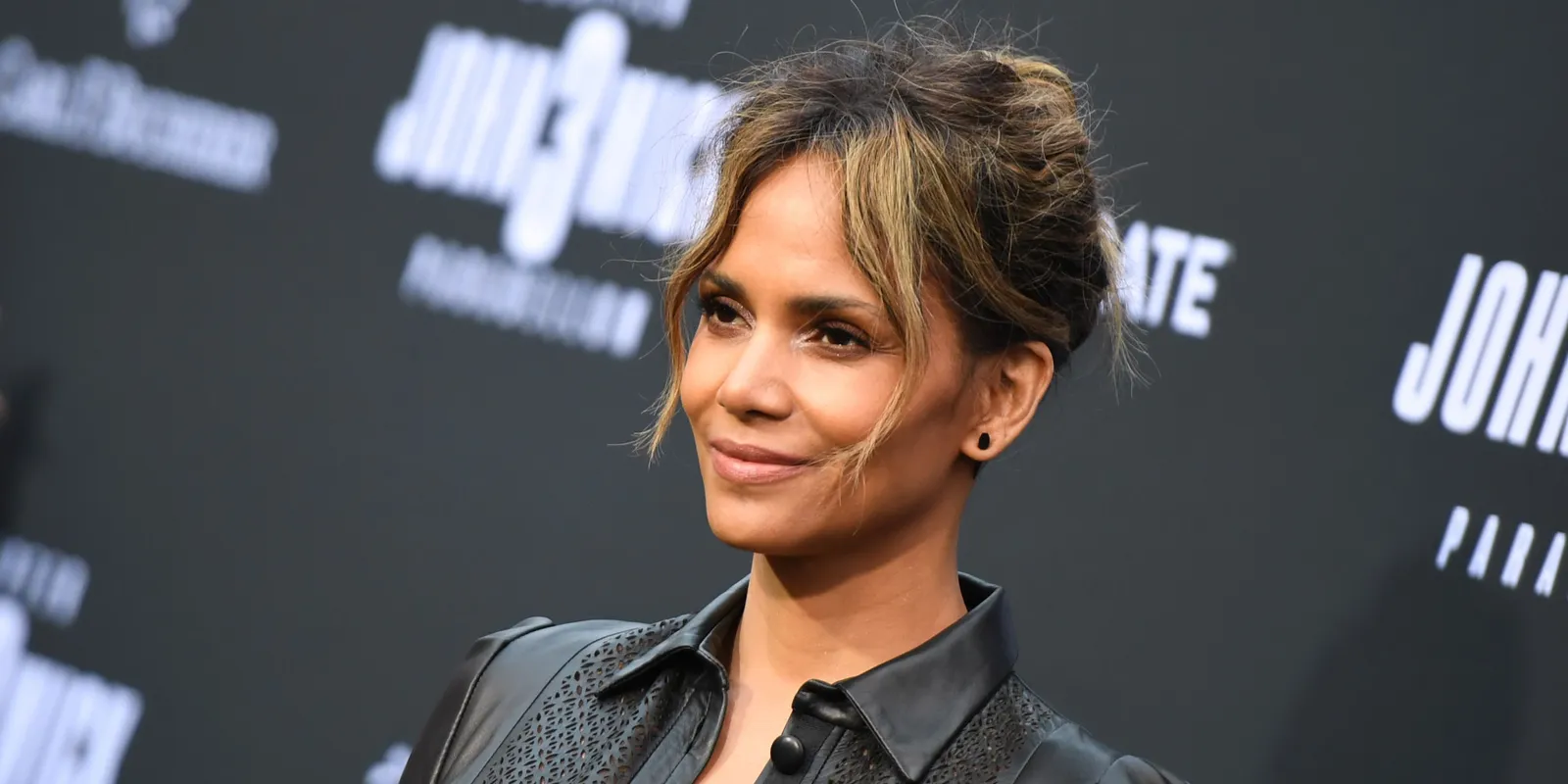 Belátsz a Macskanő mellei közé: nem sokat hagy a képzeletnek