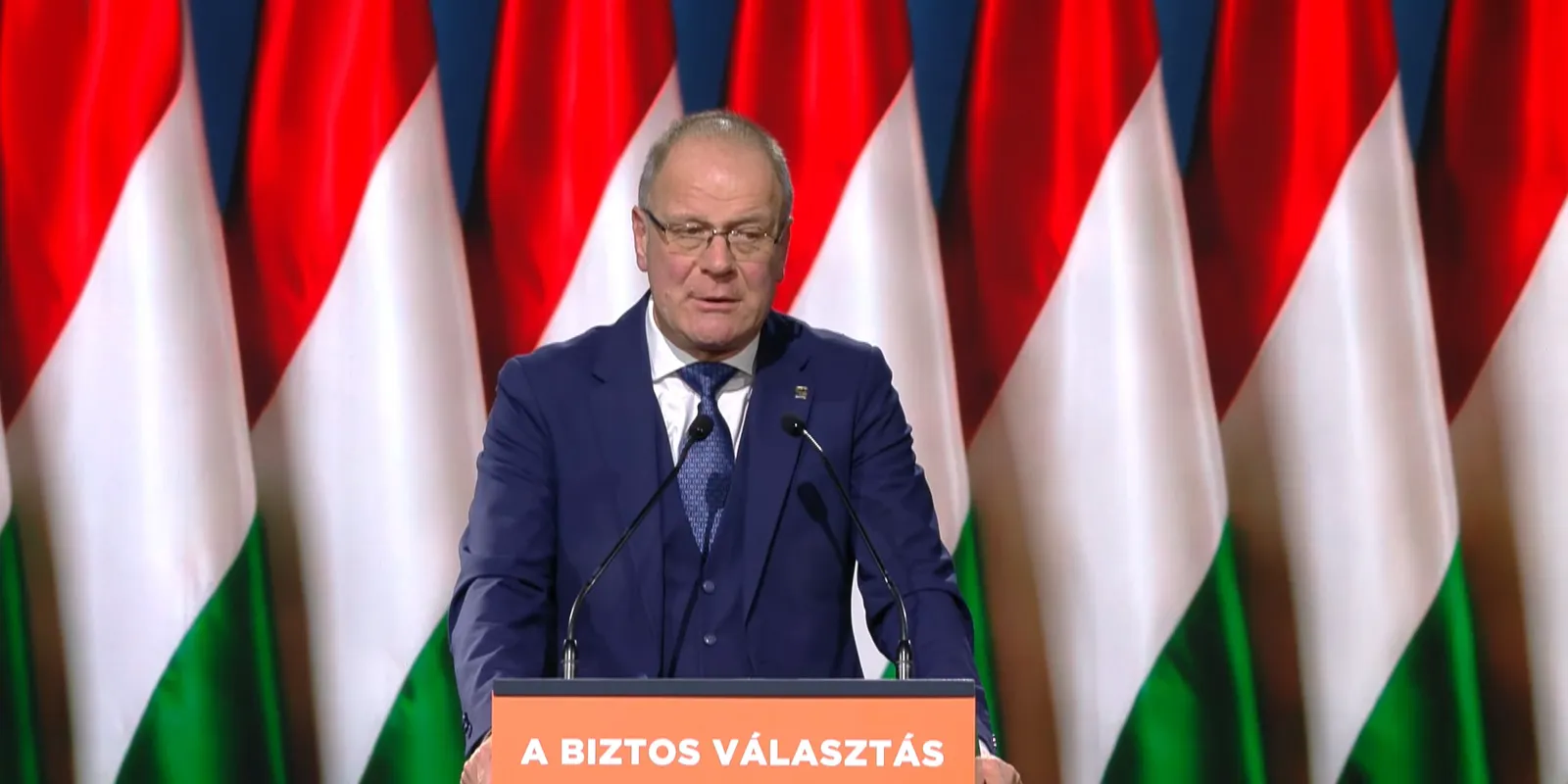 Navracsics: Adjatok nekünk egy pacsit a boltban, az utcán!