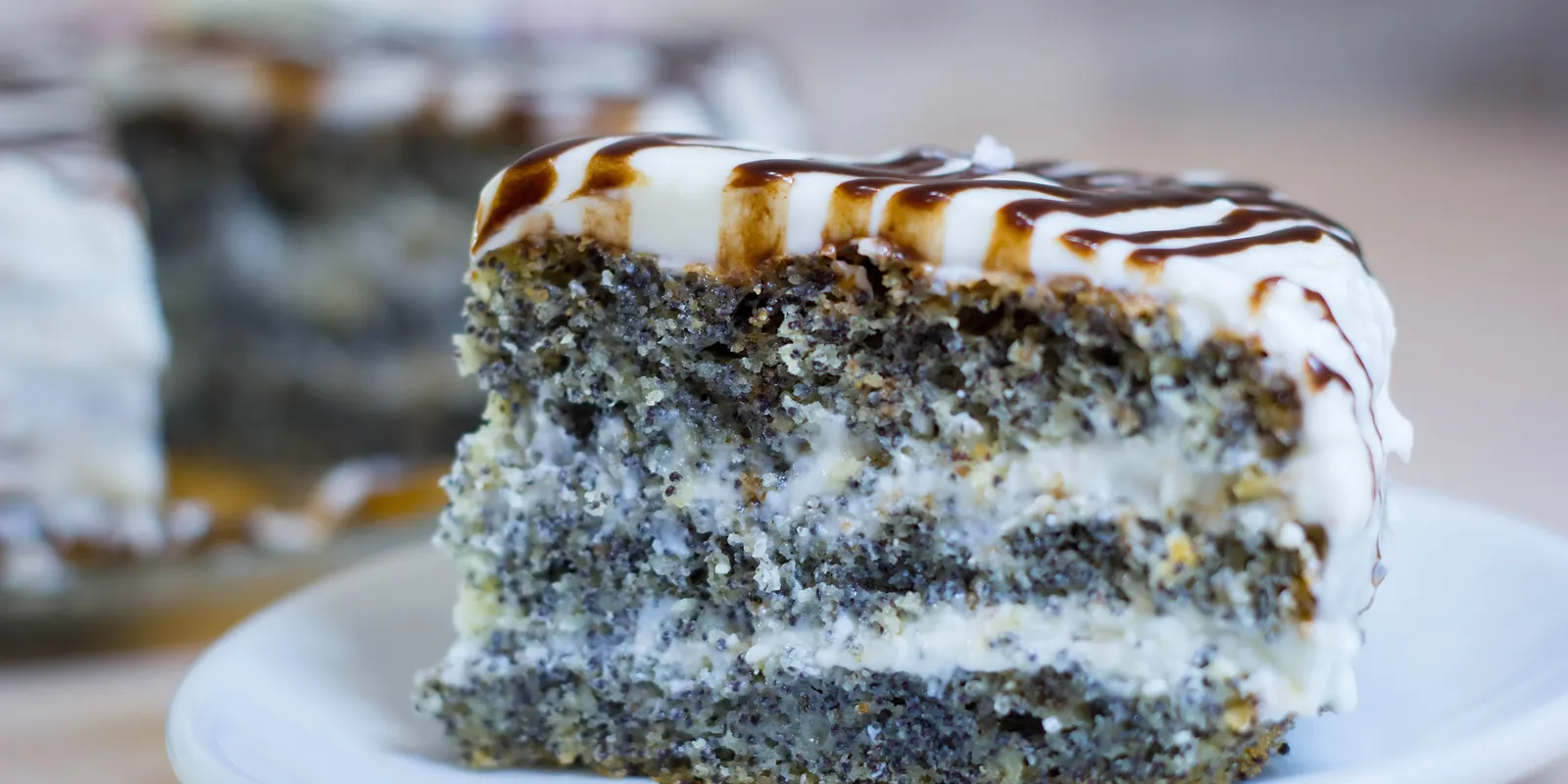 Ragacsos máktorta sütés nélkül: eszméletlen ez a recept