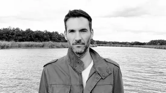 „Egy pékségben mostam fel, amikor elfogyott a pénzem”: Sokak kedvenc bandájának énekese döbbenetes vallomást tett