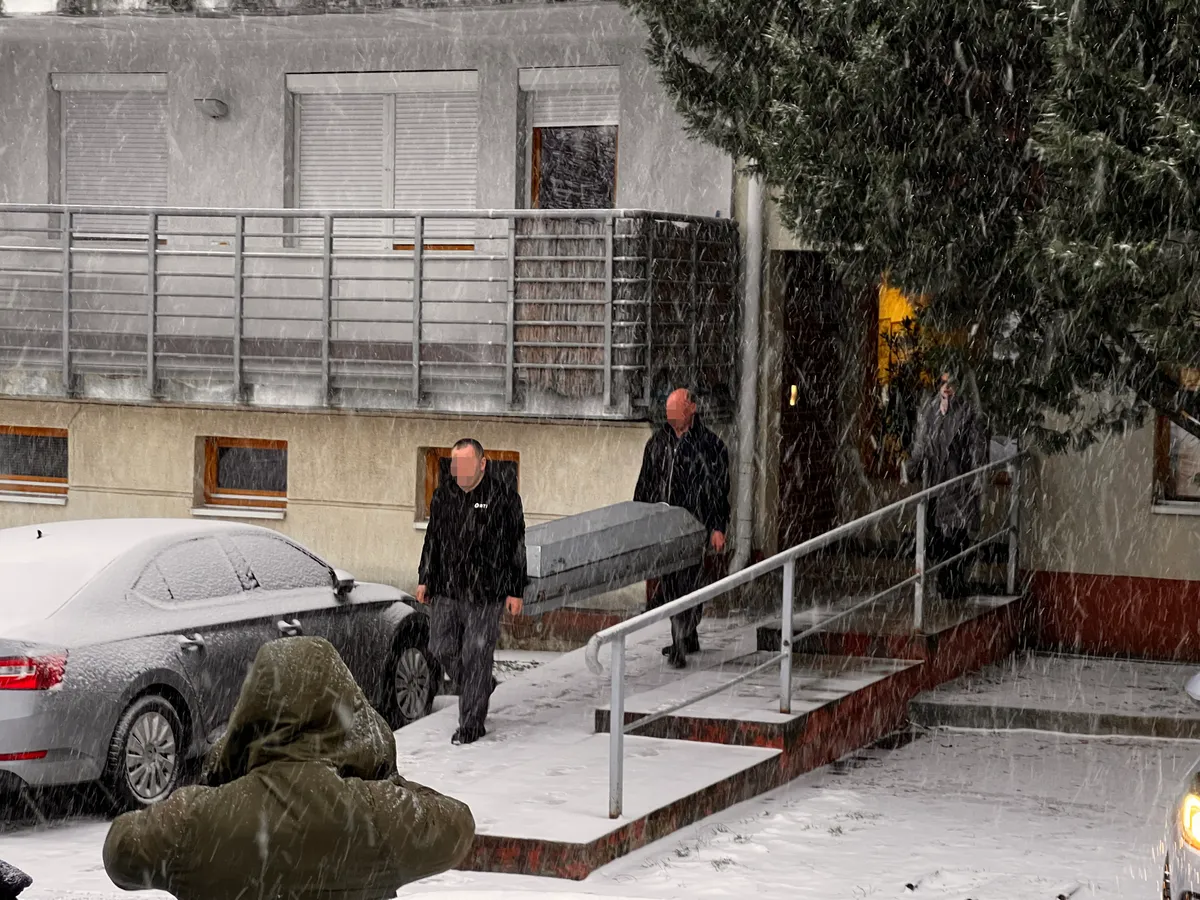 Koporsóban hozzák ki a házból Dudás Miki holtetstét.