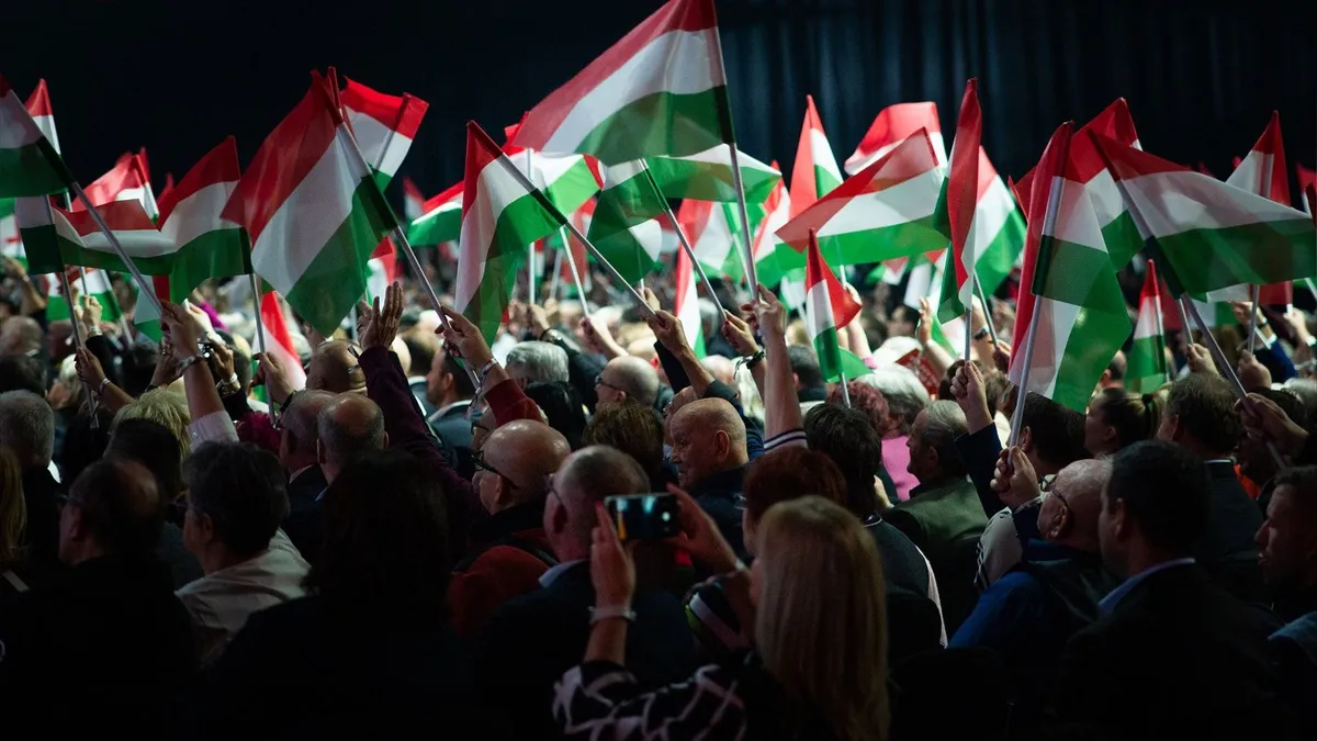 Egyszerre emelkedtek a magasba a magyar zászlók Orbán Viktor beszéde után.