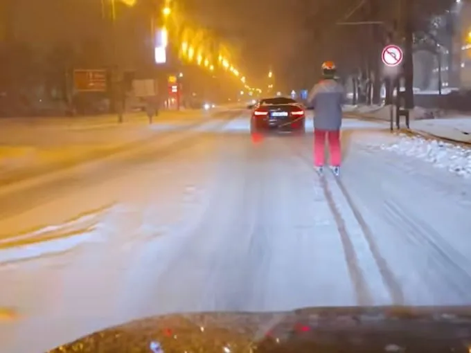 őrületes mutatvány: síelőt közöttek a BMW mögé!