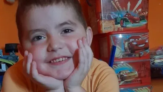 „Soha nem adjuk fel, mindent megteszünk a gyermekünk egészségéért” – három hetes intenzív génterápia vár a Duchenne-szindrómás Tomikára