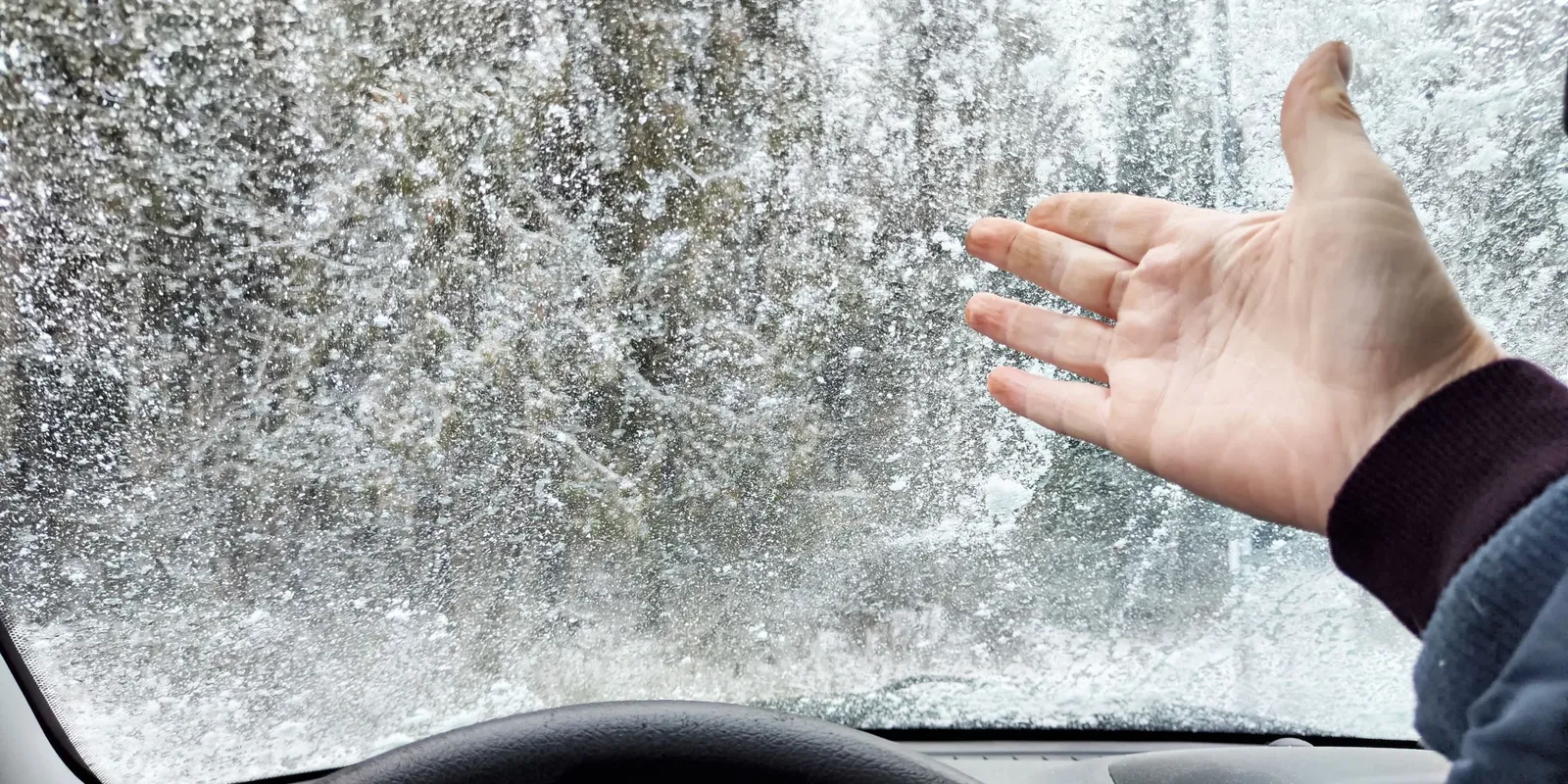 Ezt a hülyeséget soha ne csináld, ha jeges az autó ablaka