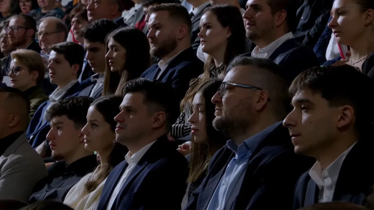 Orbán Viktor hallgatja a tömeg a Háborúellenes Gyűlésen