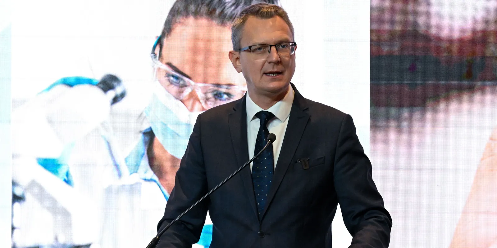 Rétvári Bence bejelentette: Újabb év, újabb tanár béremelés!