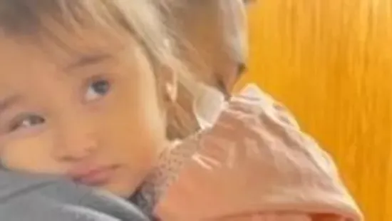 „Könnyes volt a szeme” – Súlyos betegség tört a 3 éves angyalarcú kislány életére