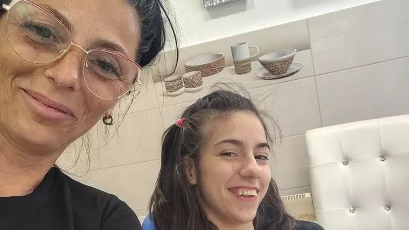 Beteg kisfiún segít a bölcsőhalálból visszahozott Szintia