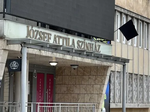 Voith Ági halálhírére fekete zászlót helyeztek ki az épületre.