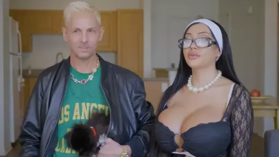 "Addig vagyok hajlandó együtt lenni idősebb párommal, amíg ő fizeti a plasztikáimat"