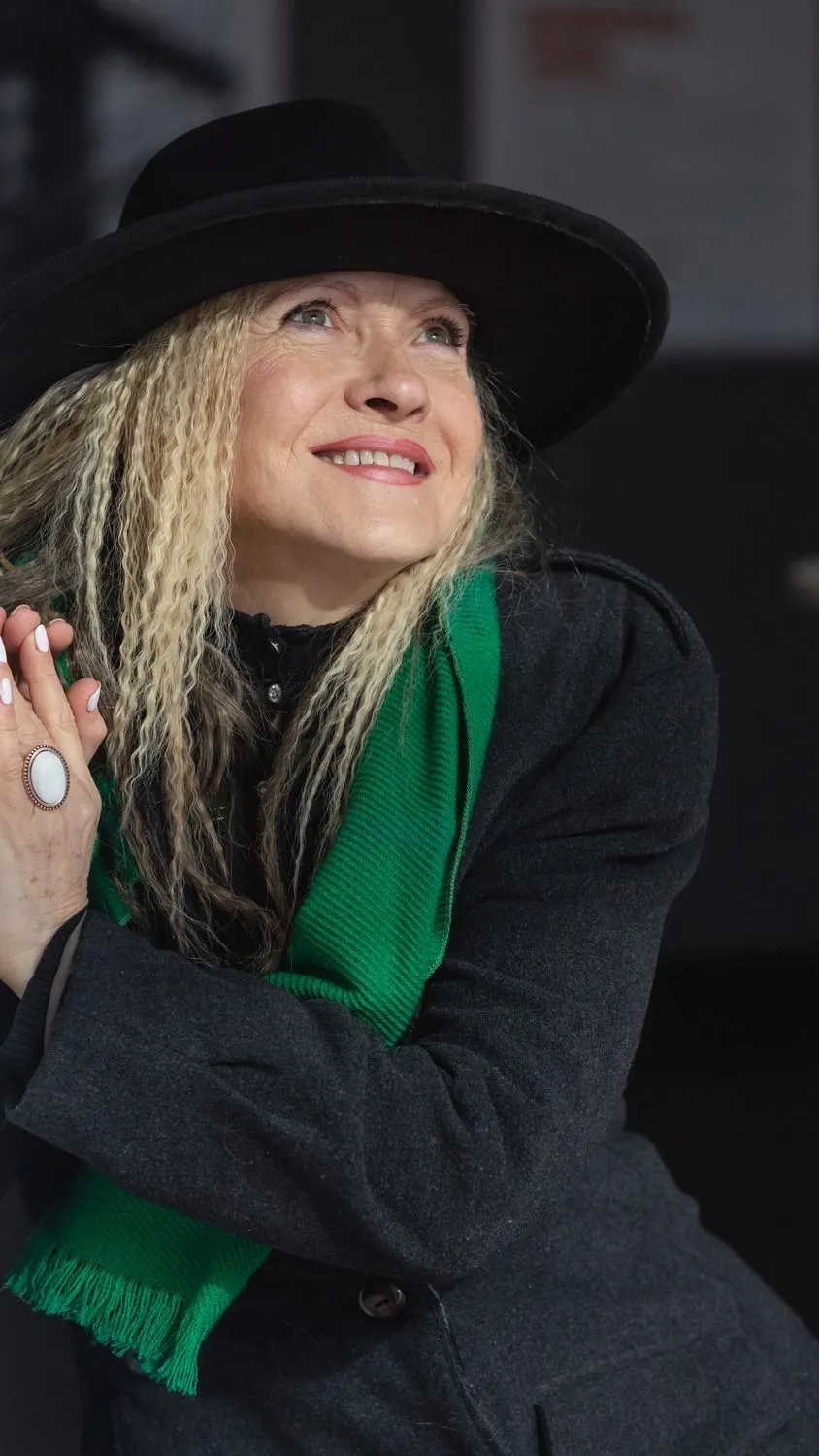 Balesetet szenvedett, lezuhant a színpadról Marcellina