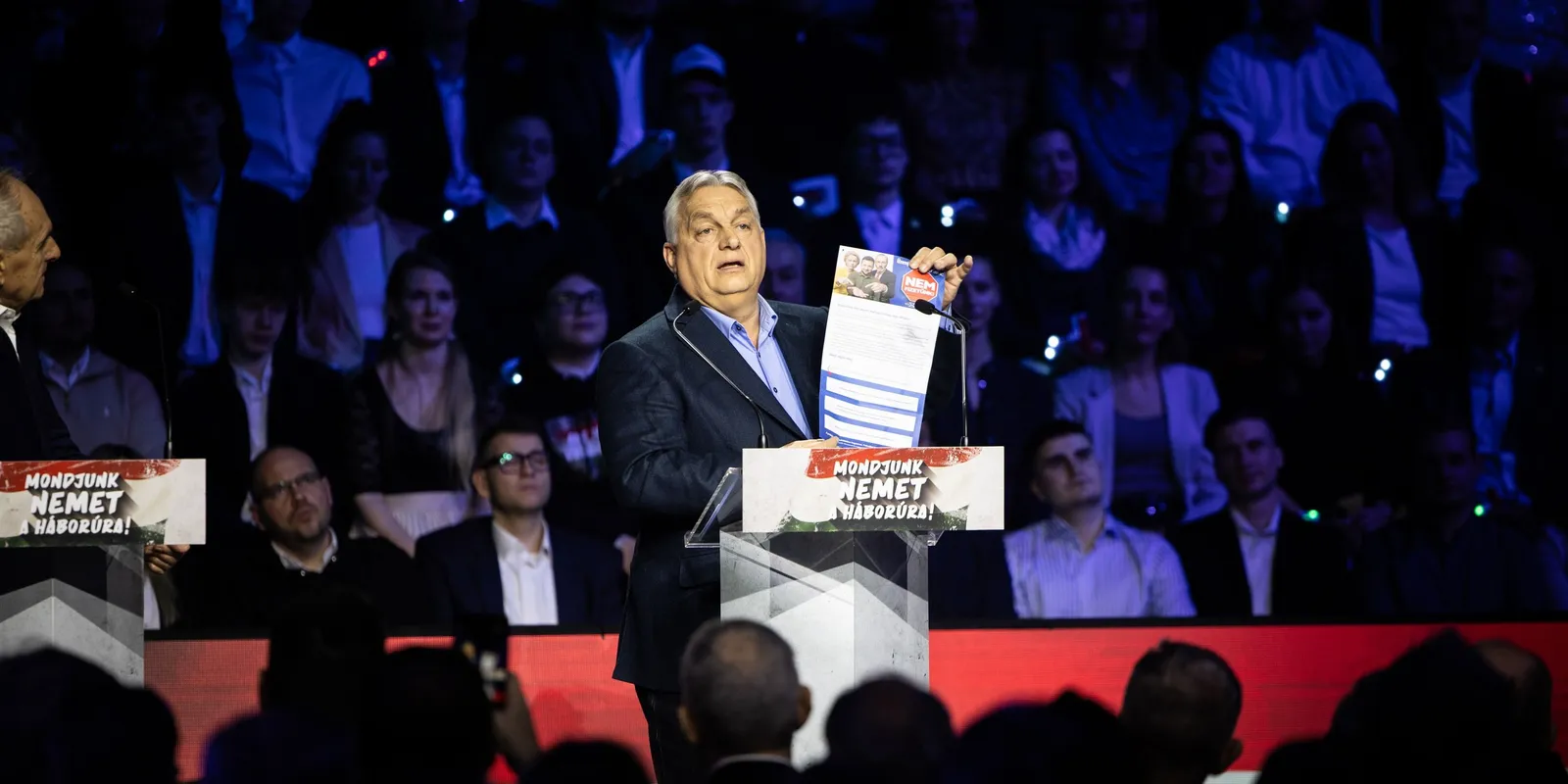 Orbán Viktor a Háborúellenes Gyűlésen mutatta be a nemzeti petíció kérdőívét