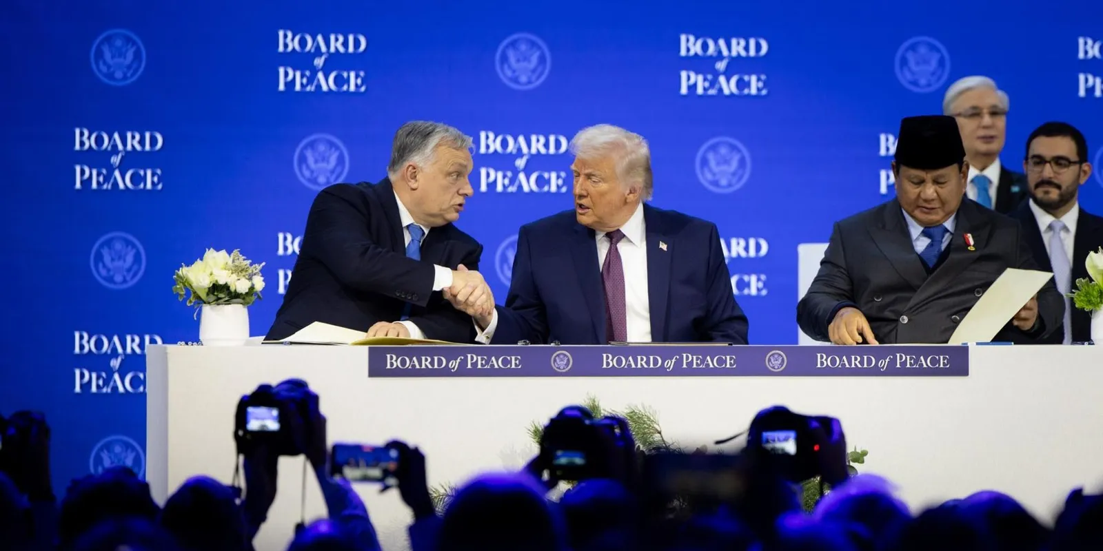 Orbán Viktor is aláírta a Béketanács alapító okiratát