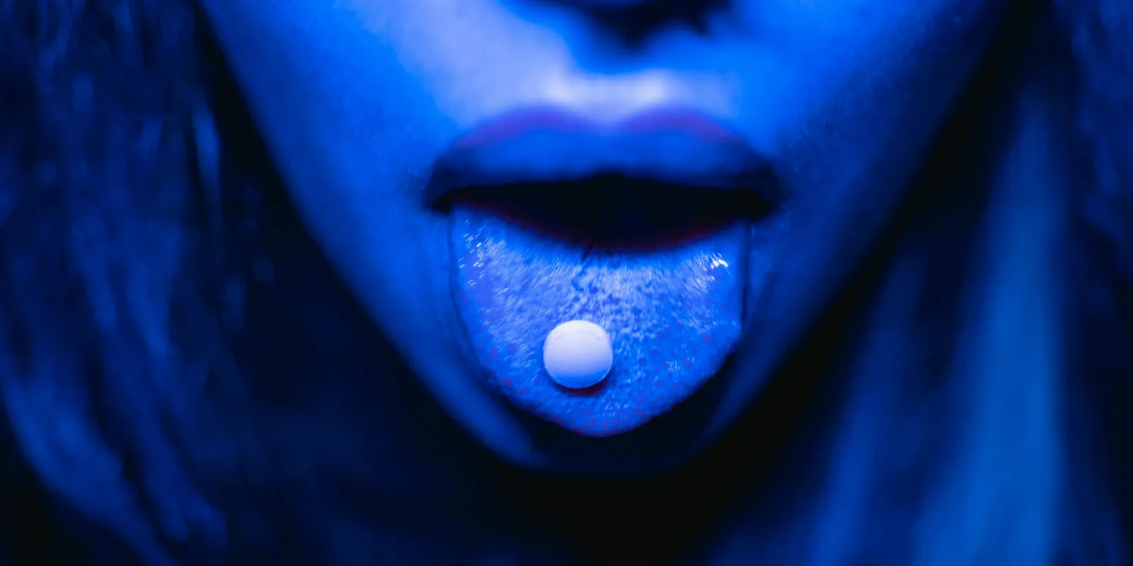 Húscafatokat pisilt drogfüggősége miatt a fiatal nő