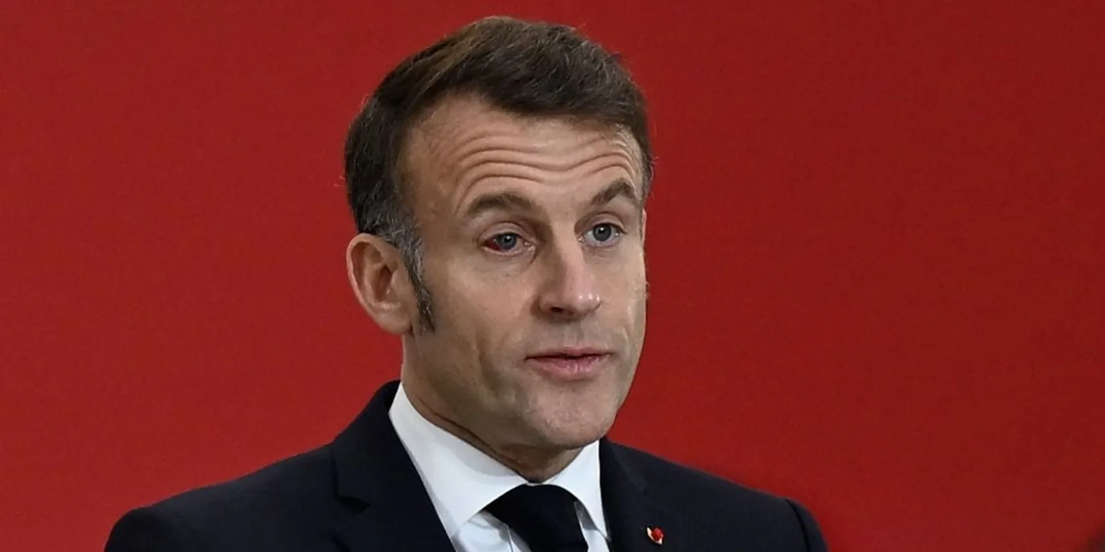 Brigitte lecsapott? Macron duzzadt arccal tartott beszédet