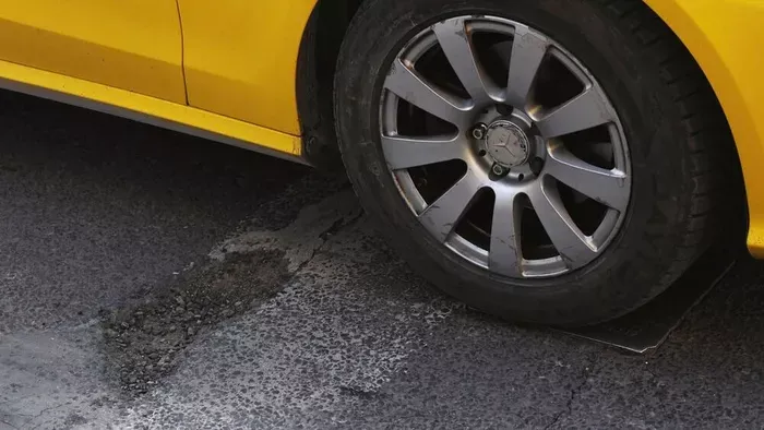 Kezdődik a kátyúszezon - ezt tegyük, ha kárt okoz egy úthiba