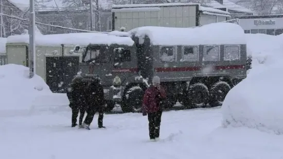 Rabszállítókra cserélték az iskolabuszokat Oroszországban a rendkívüli havazás miatt