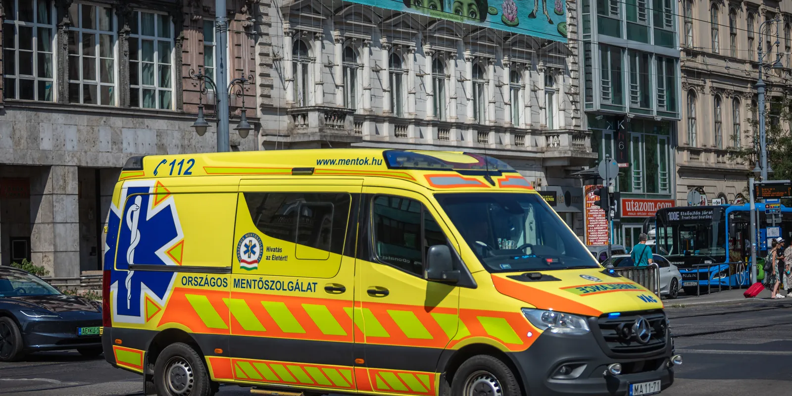 Mentő, tűzoltó, teljes útzár: súlyos baleset Budapesten