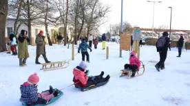 Lehullott a hó, de elfogyott a tél slágere: szánkóhiány van, a szülők mindent megpróbálnak