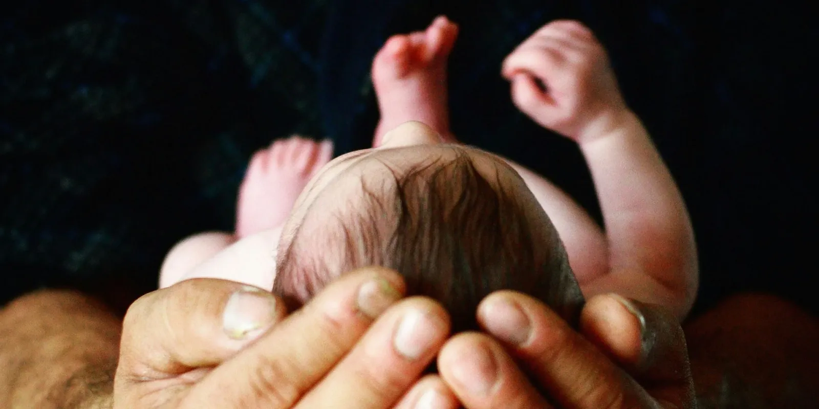 Karácsonykor, rendőri segítséggel szülte meg gyermekét a nő